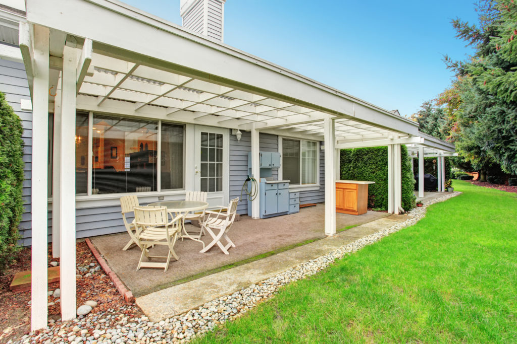 photo of a pergola with a polycarbonate patio cover 